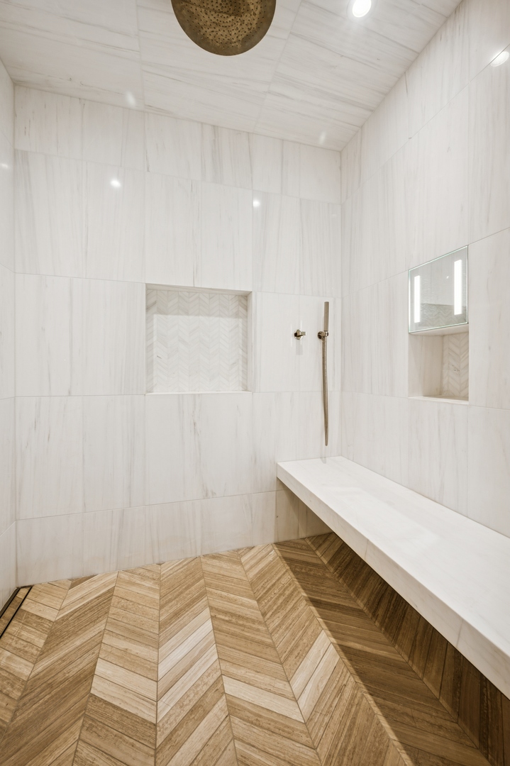 180 E PEARSON Street Unit: 5603
