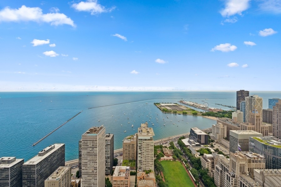 180 E PEARSON Street Unit: 5603