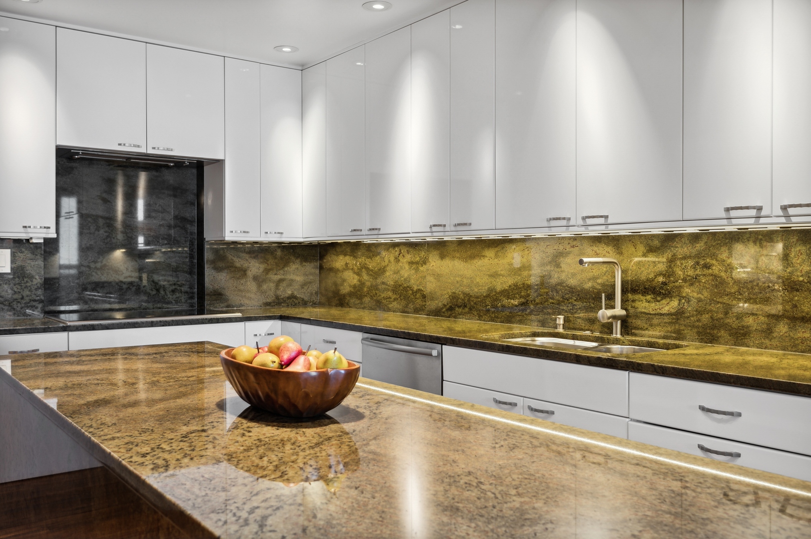 180 E PEARSON Street Unit: 5902