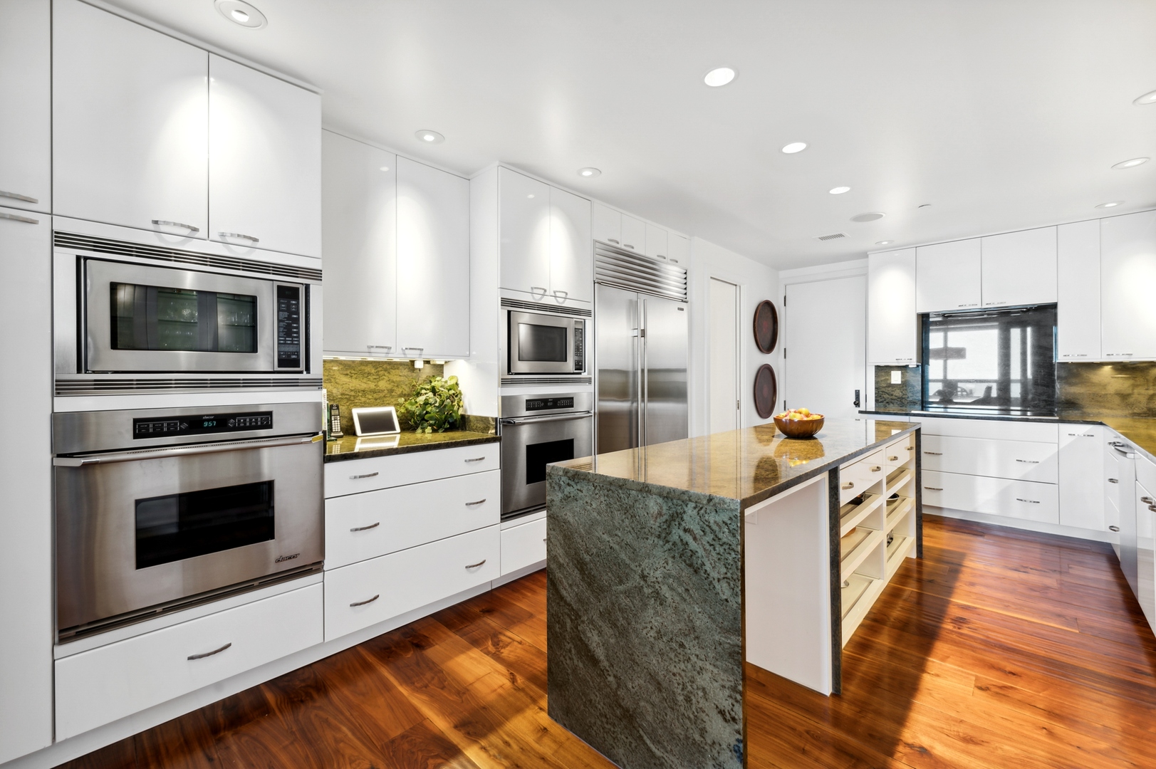 180 E PEARSON Street Unit: 5902