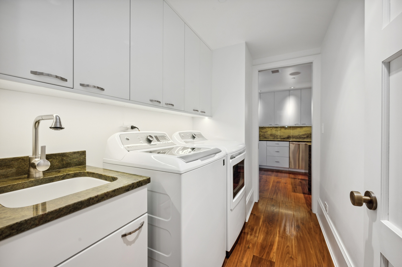 180 E PEARSON Street Unit: 5902