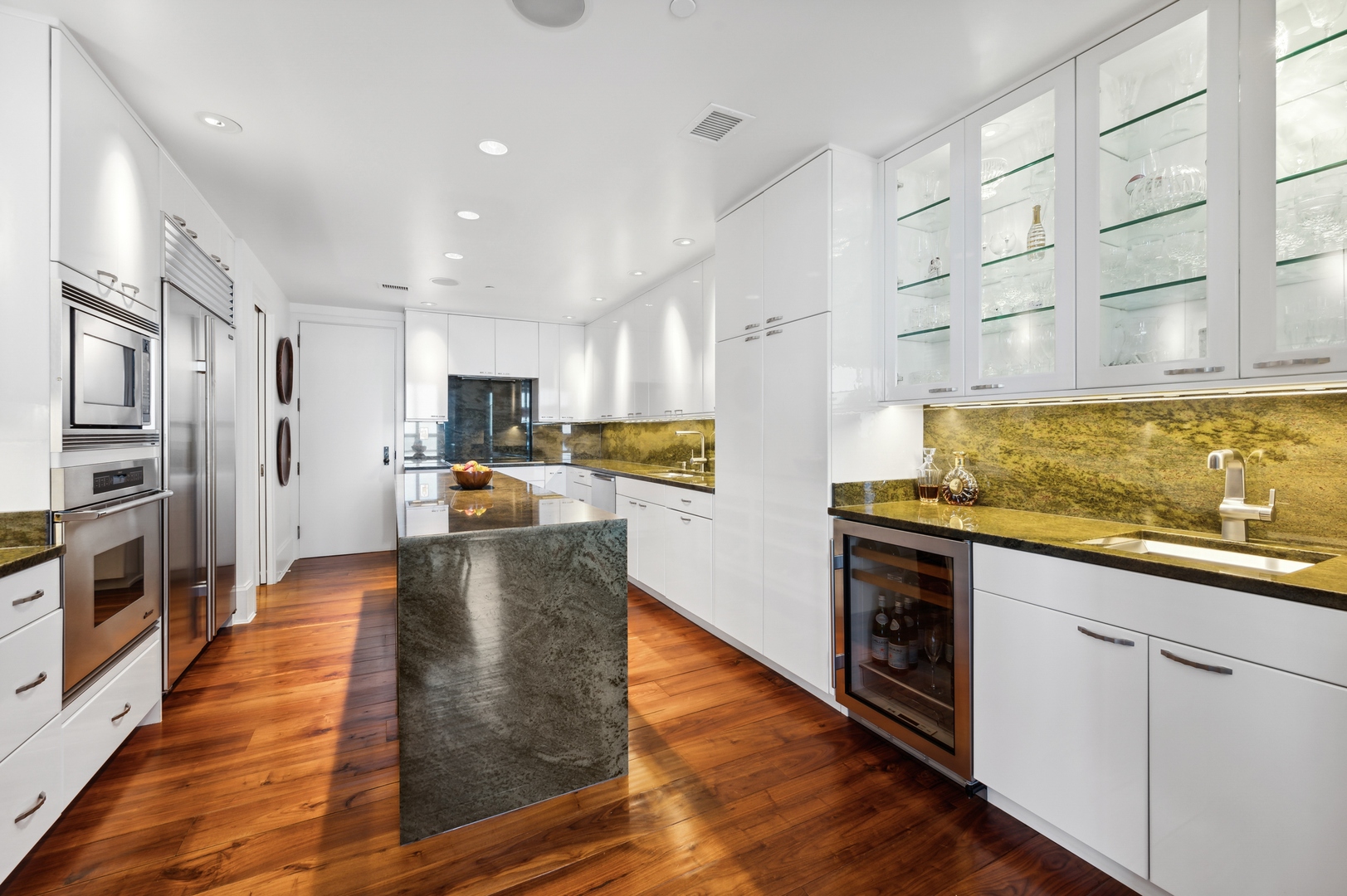 180 E PEARSON Street Unit: 5902