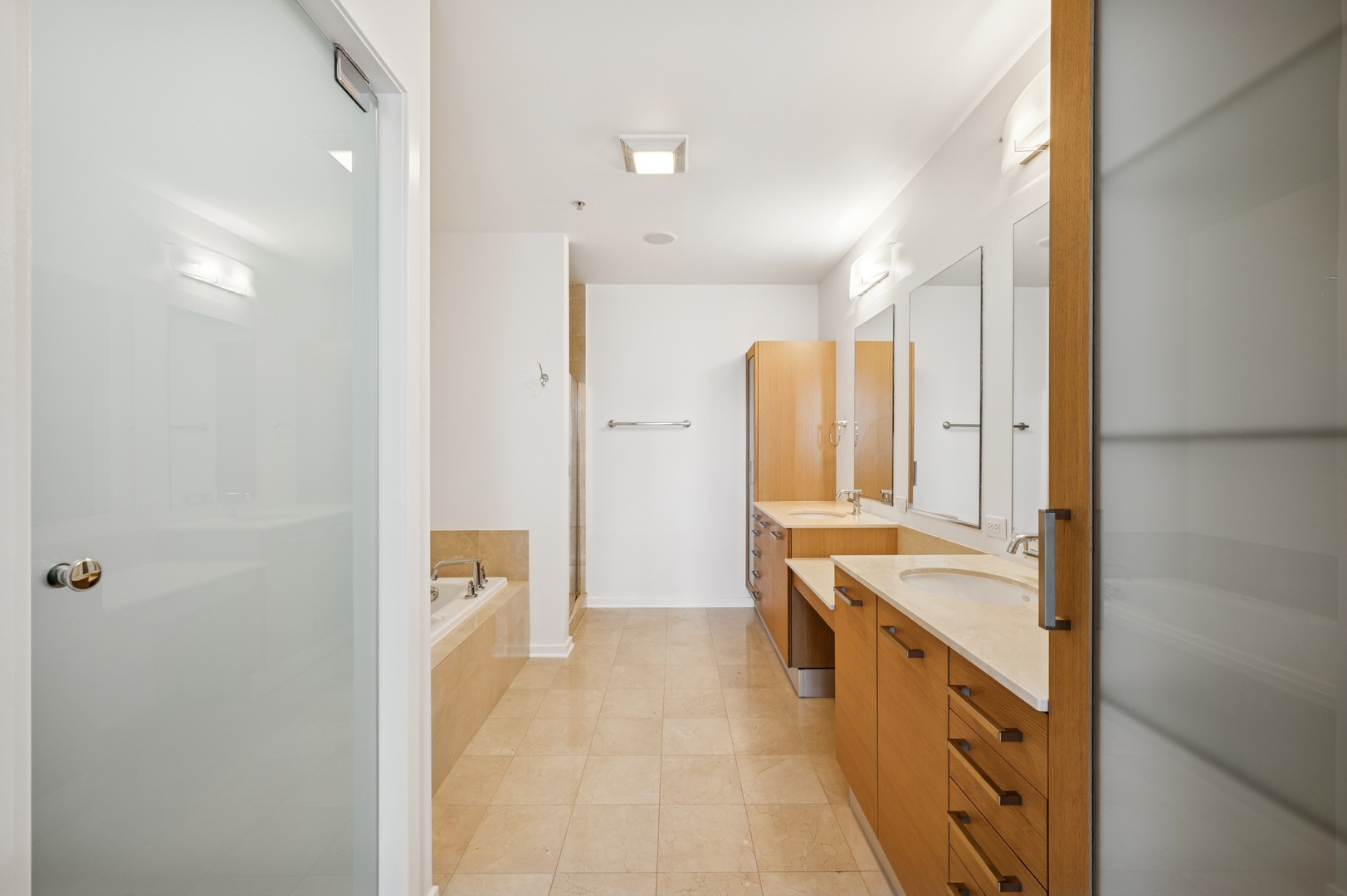 500 W SUPERIOR Street Unit: 805