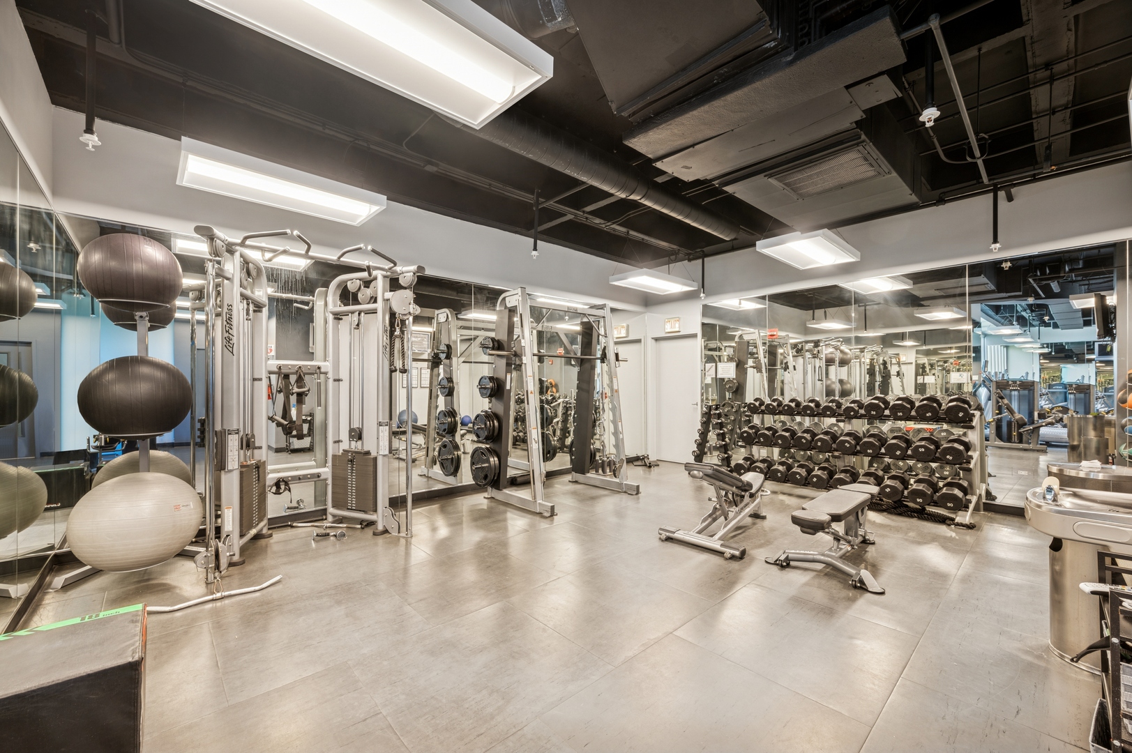 500 W SUPERIOR Street Unit: 805