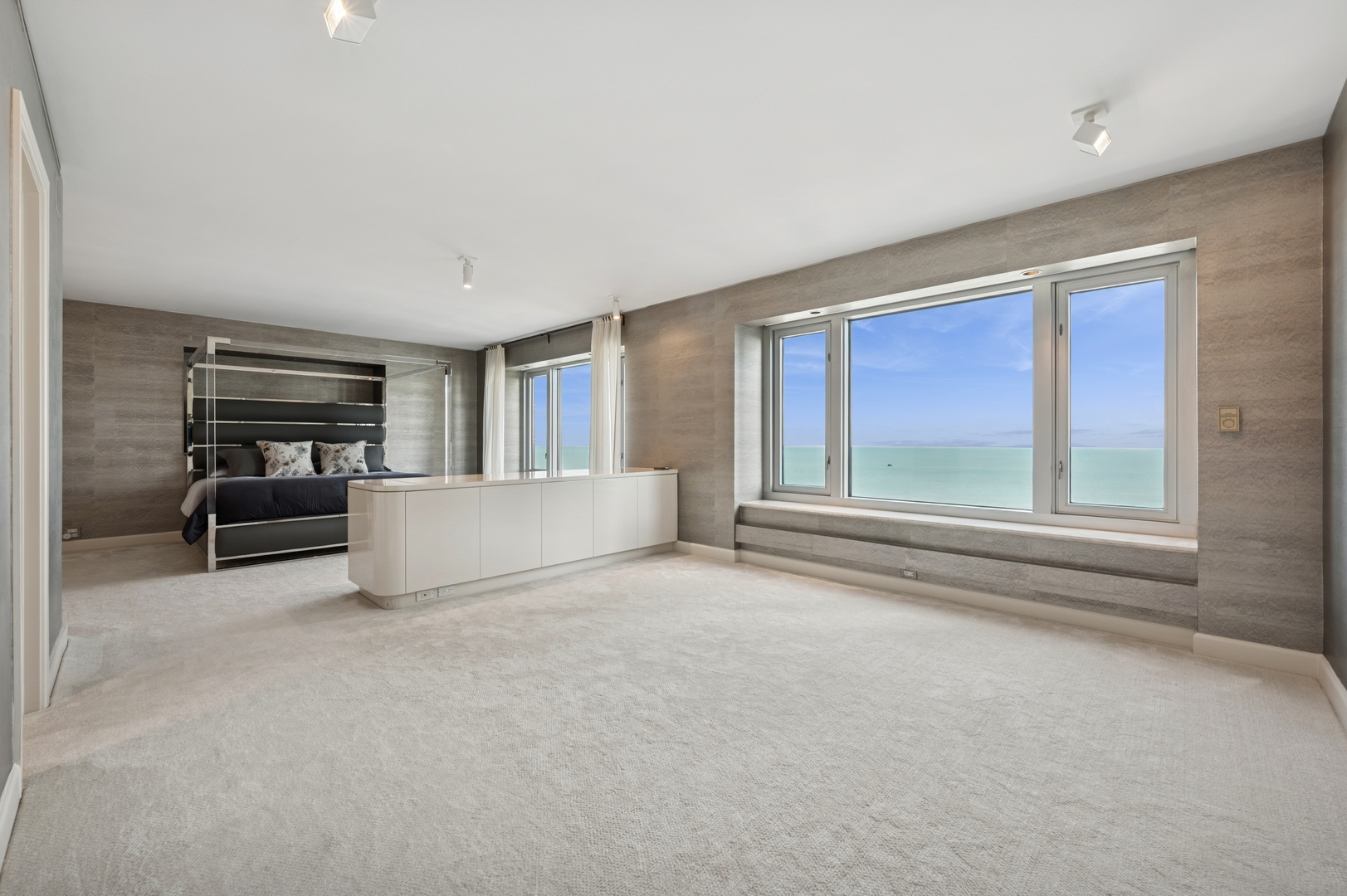 132 E Delaware Place Unit: 5201