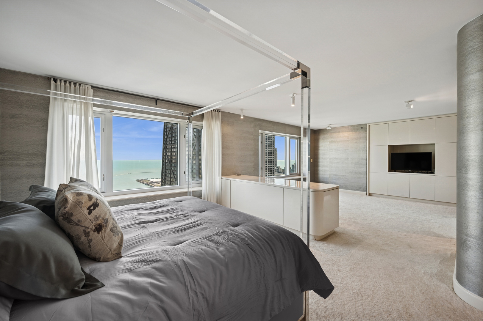 132 E Delaware Place Unit: 5201