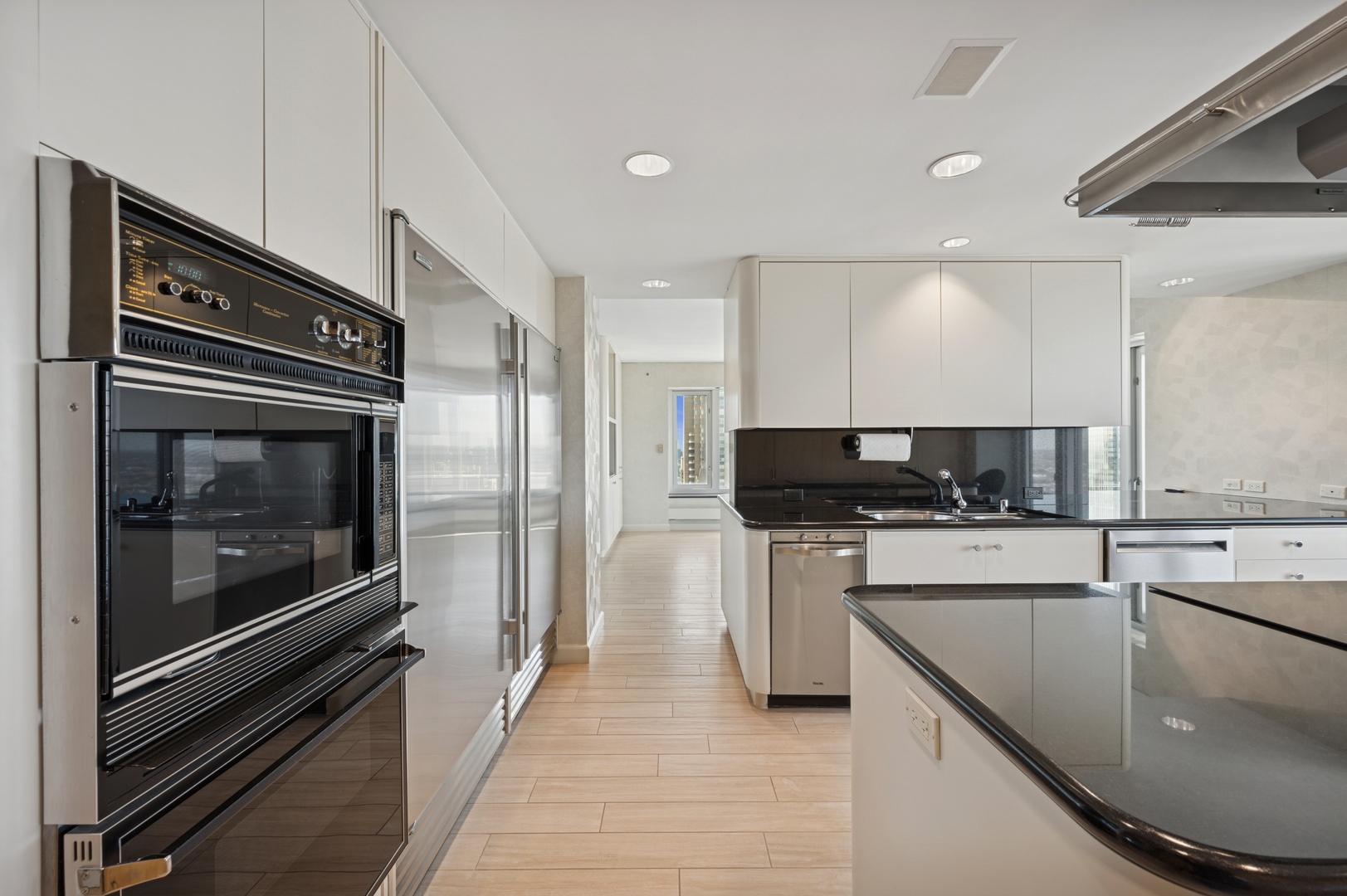 132 E Delaware Place Unit: 5201