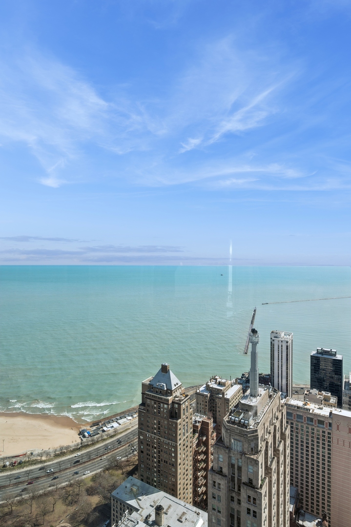 132 E Delaware Place Unit: 5201