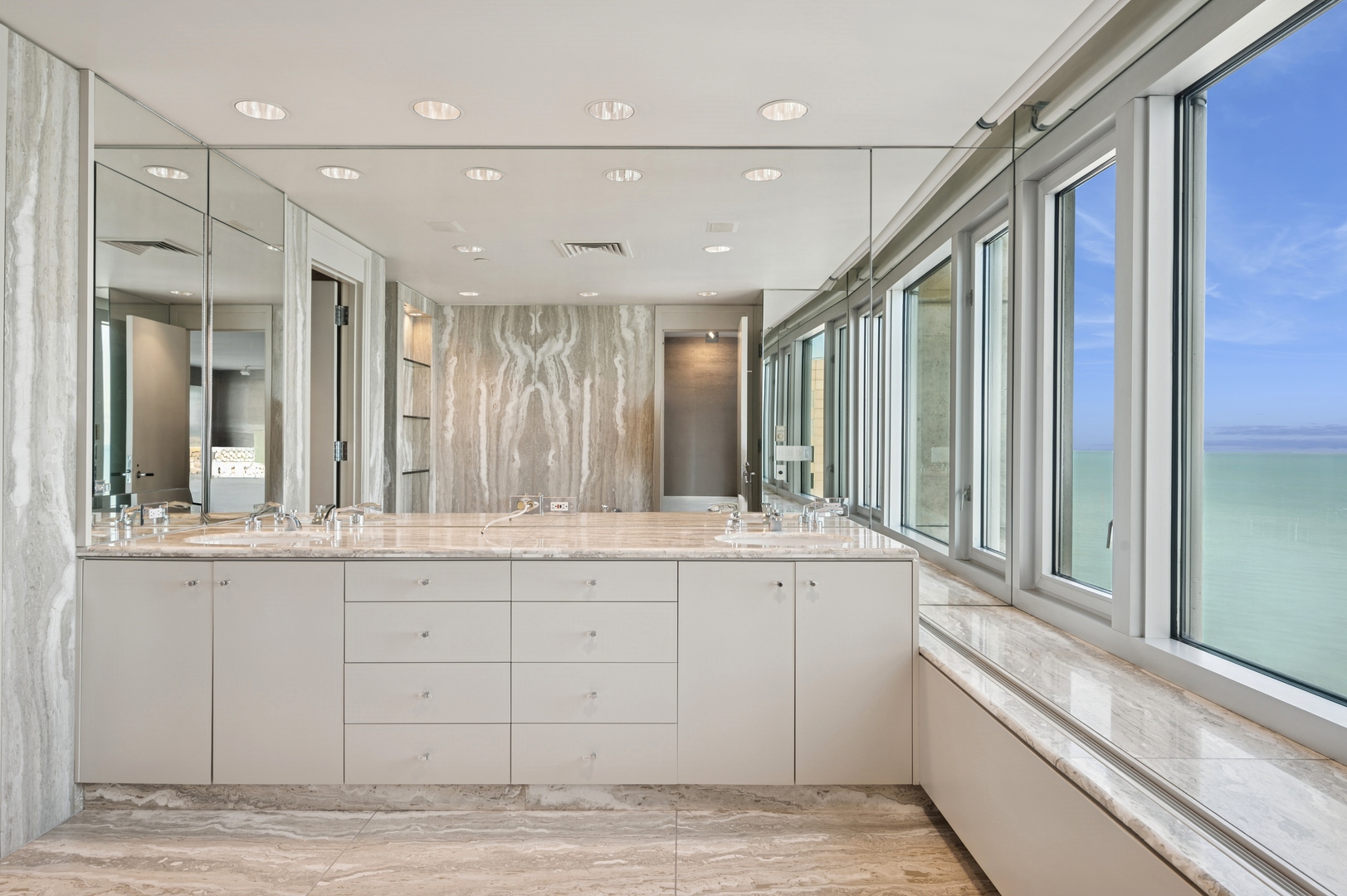 132 E Delaware Place Unit: 5201