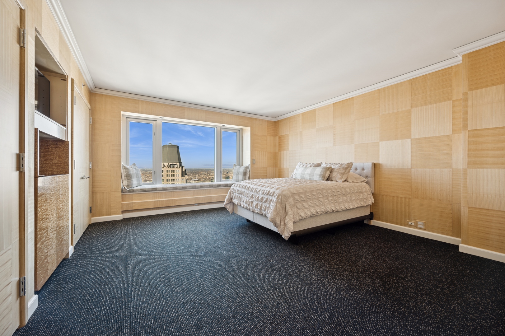 132 E Delaware Place Unit: 5201