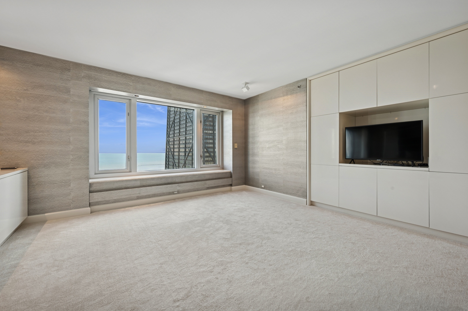 132 E Delaware Place Unit: 5201