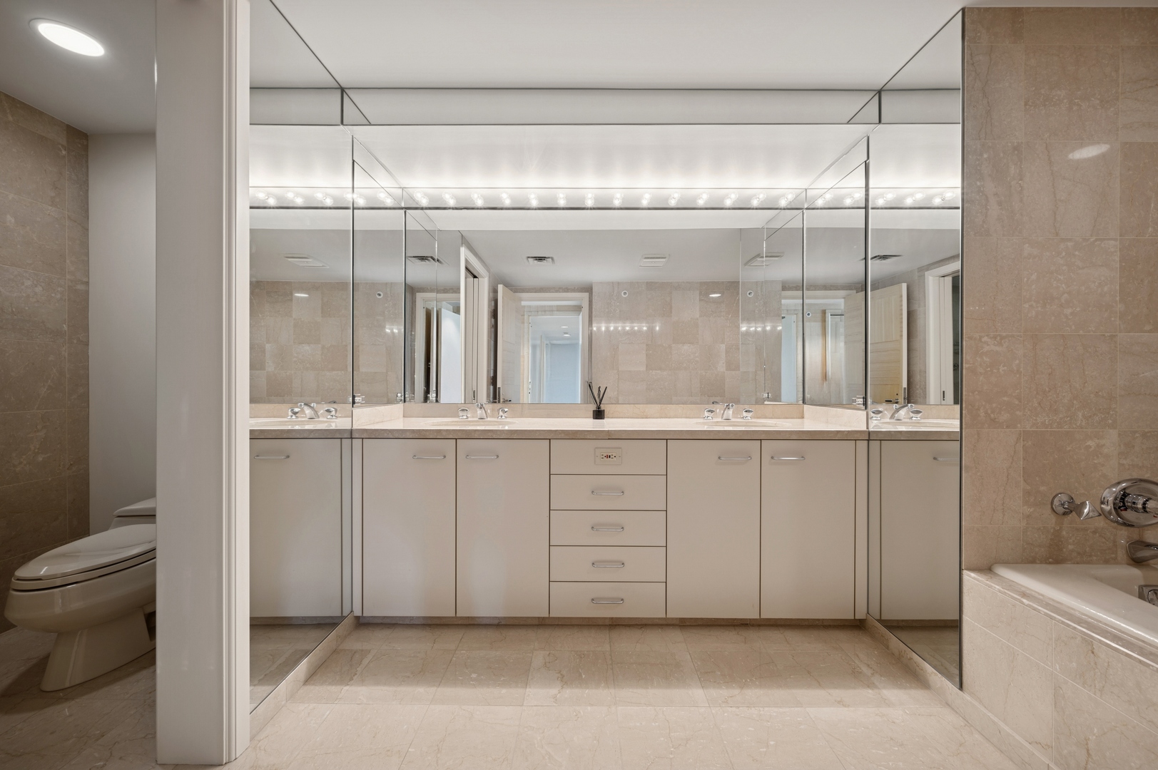 132 E Delaware Place Unit: 5201