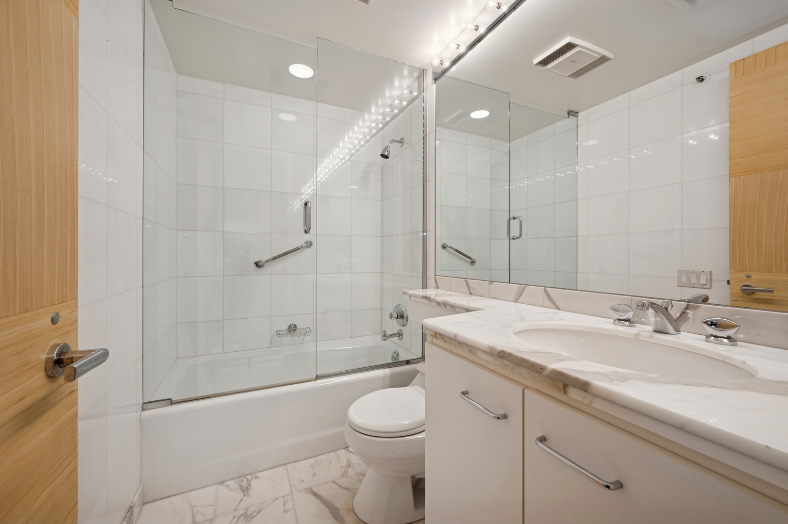 132 E Delaware Place Unit: 5201