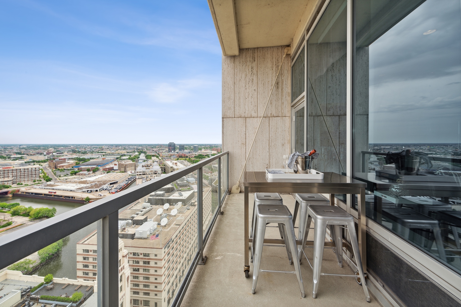 500 W SUPERIOR Street Unit: 2201