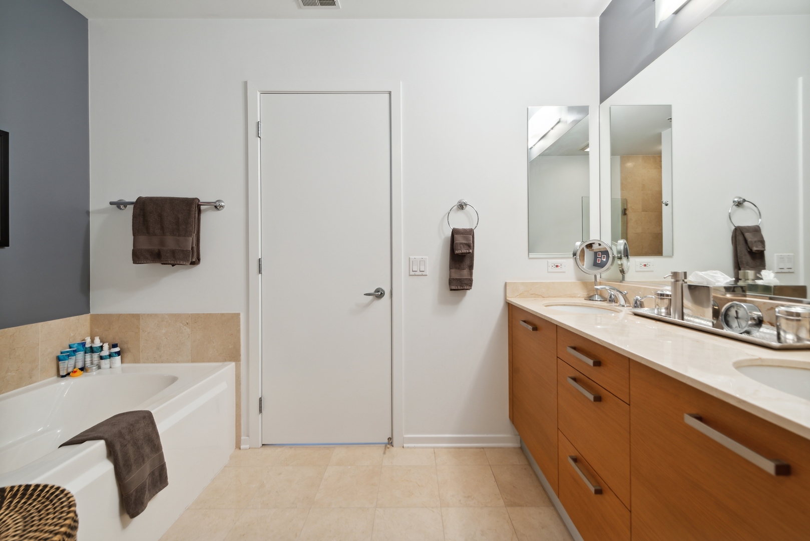 500 W SUPERIOR Street Unit: 2201