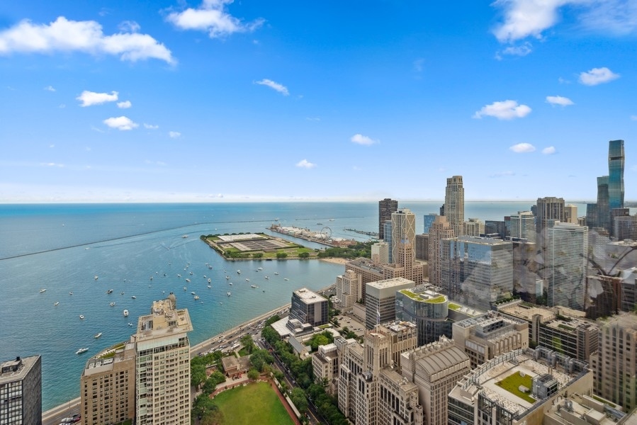 180 E PEARSON Street Unit: 6903