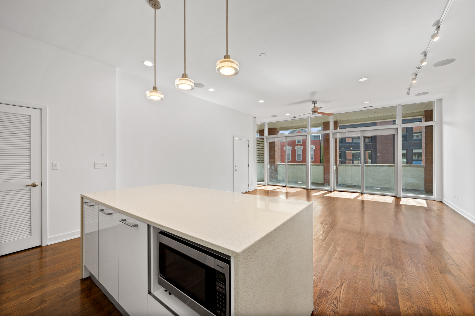 1611 N Hermitage Avenue Unit: 205