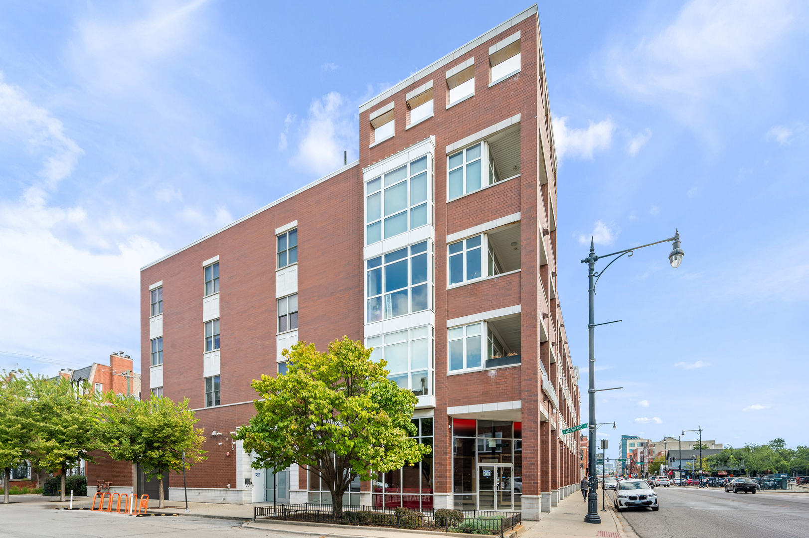 1611 N Hermitage Avenue Unit: 205