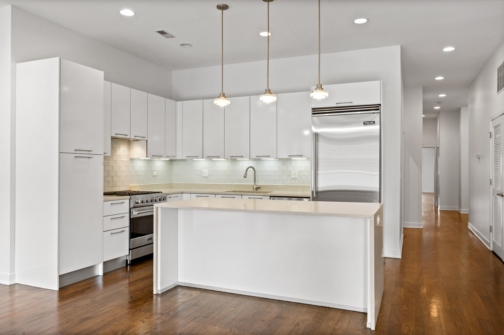 1611 N Hermitage Avenue Unit: 205