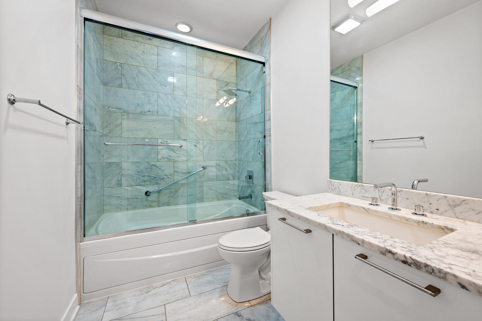 1611 N Hermitage Avenue Unit: 205