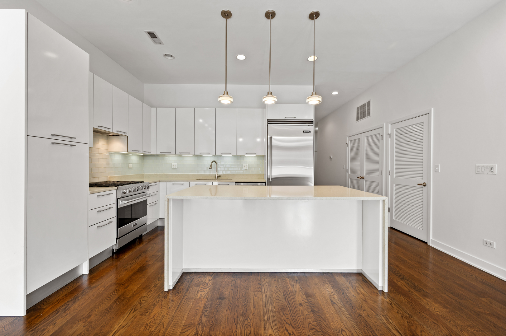 1611 N Hermitage Avenue Unit: 205