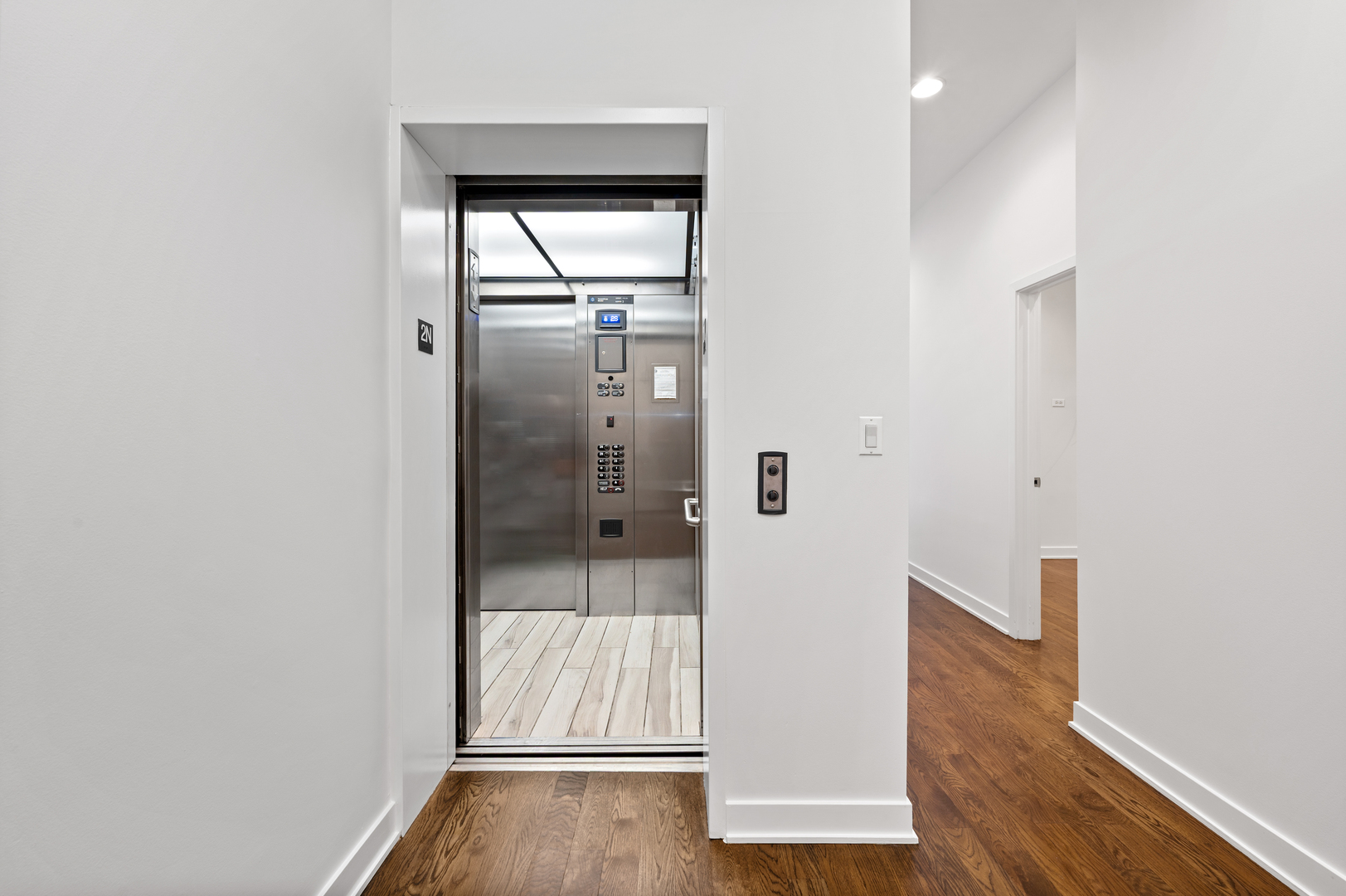 1611 N Hermitage Avenue Unit: 205