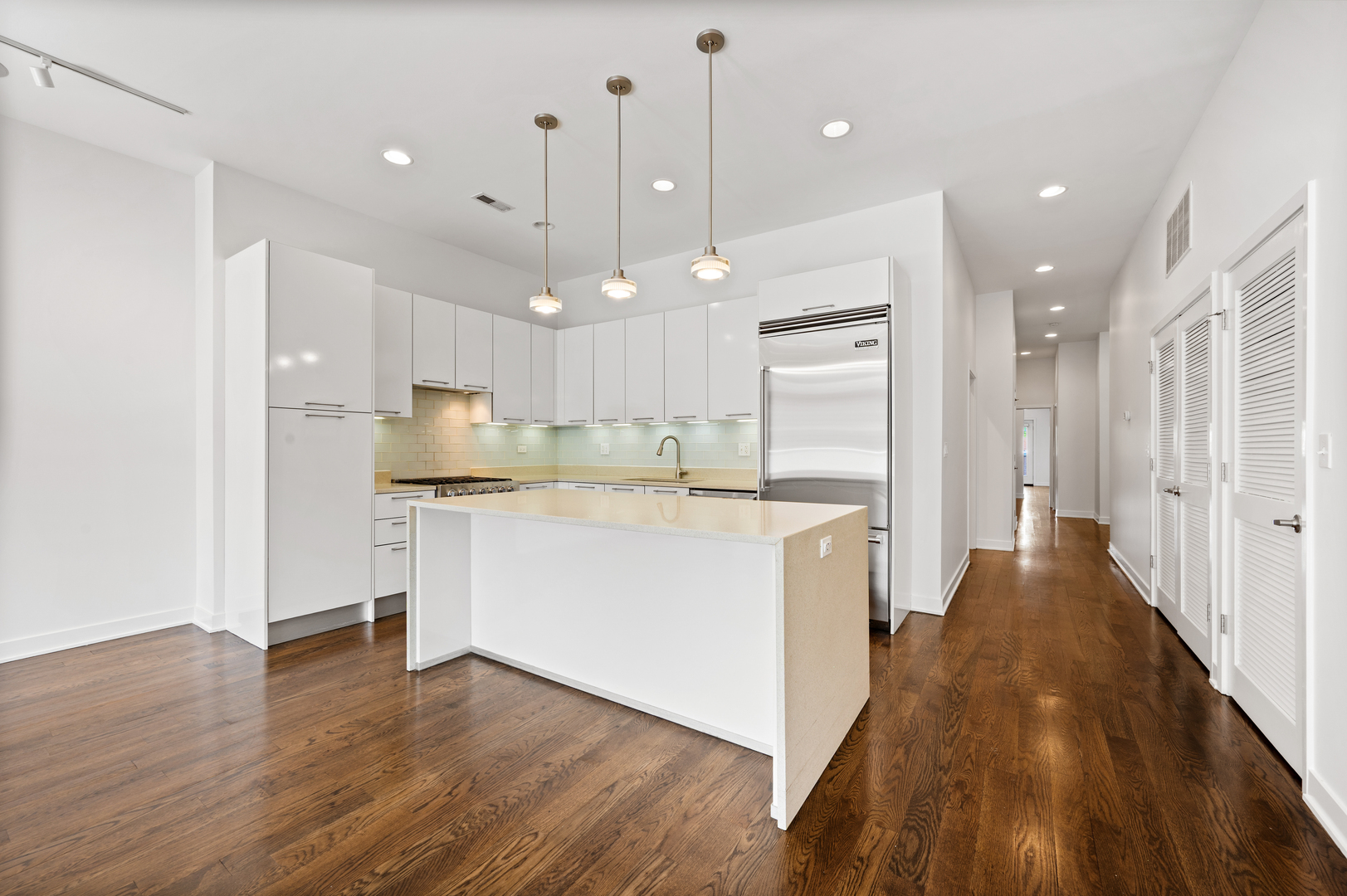 1611 N Hermitage Avenue Unit: 205