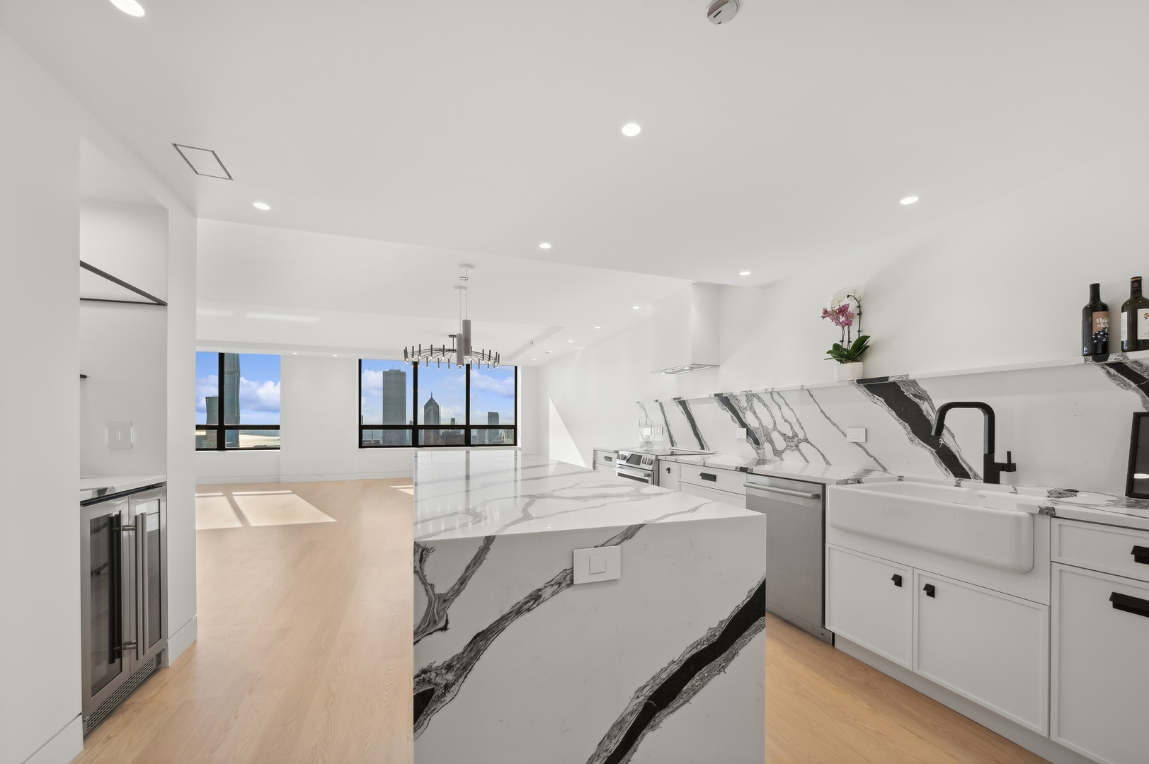 180 E PEARSON Street Unit: 5805