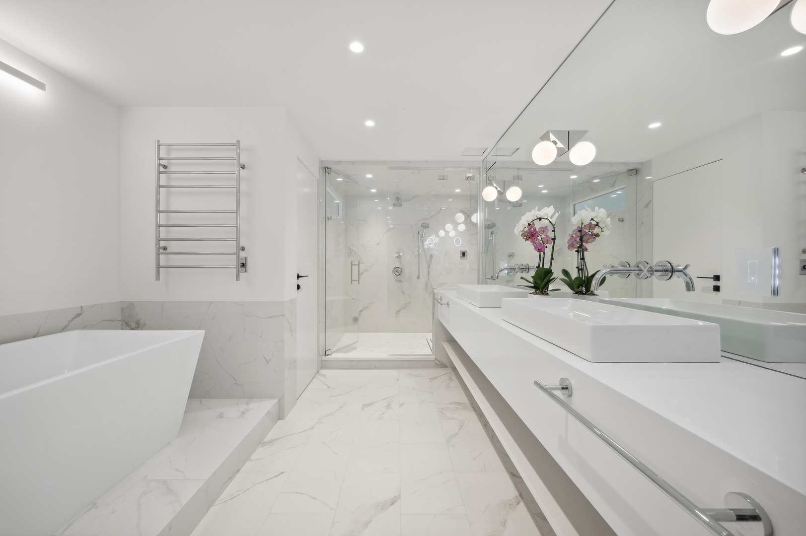 180 E PEARSON Street Unit: 5805