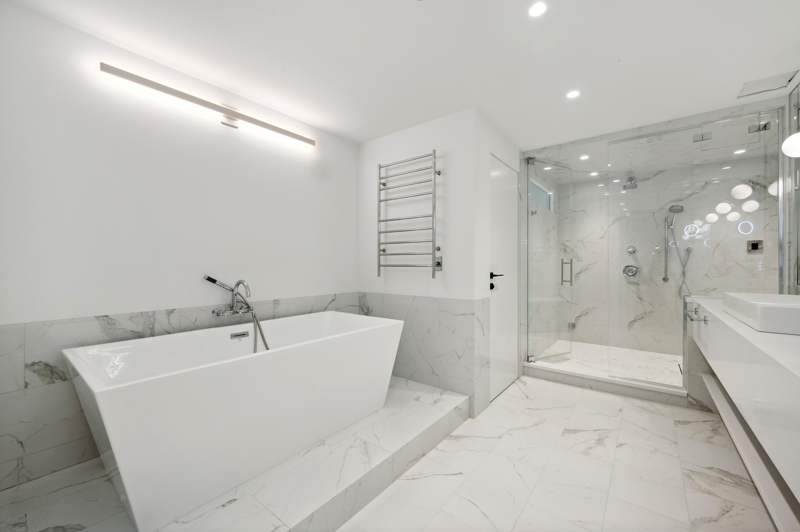 180 E PEARSON Street Unit: 5805