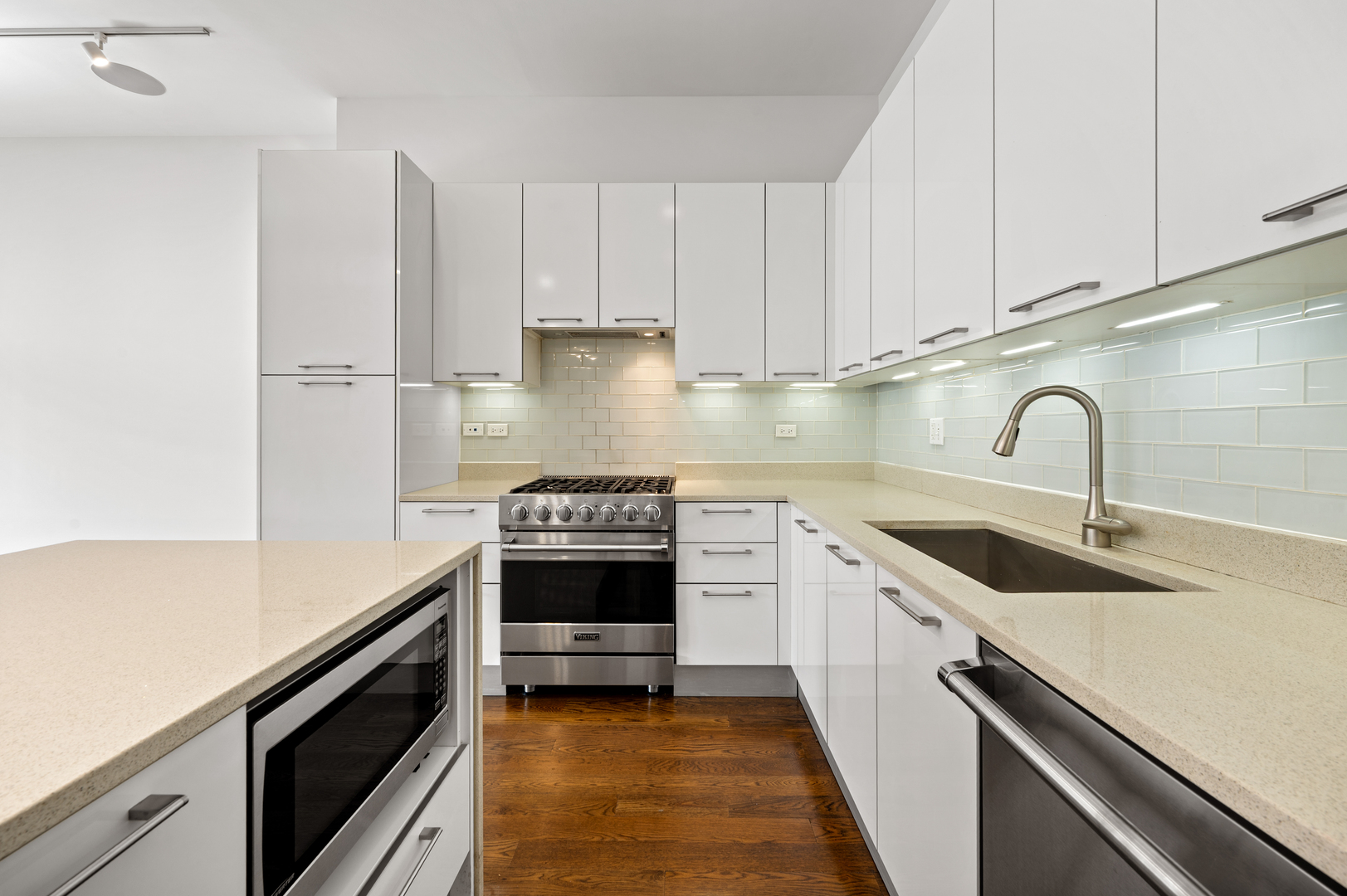 1611 N Hermitage Avenue Unit: 205