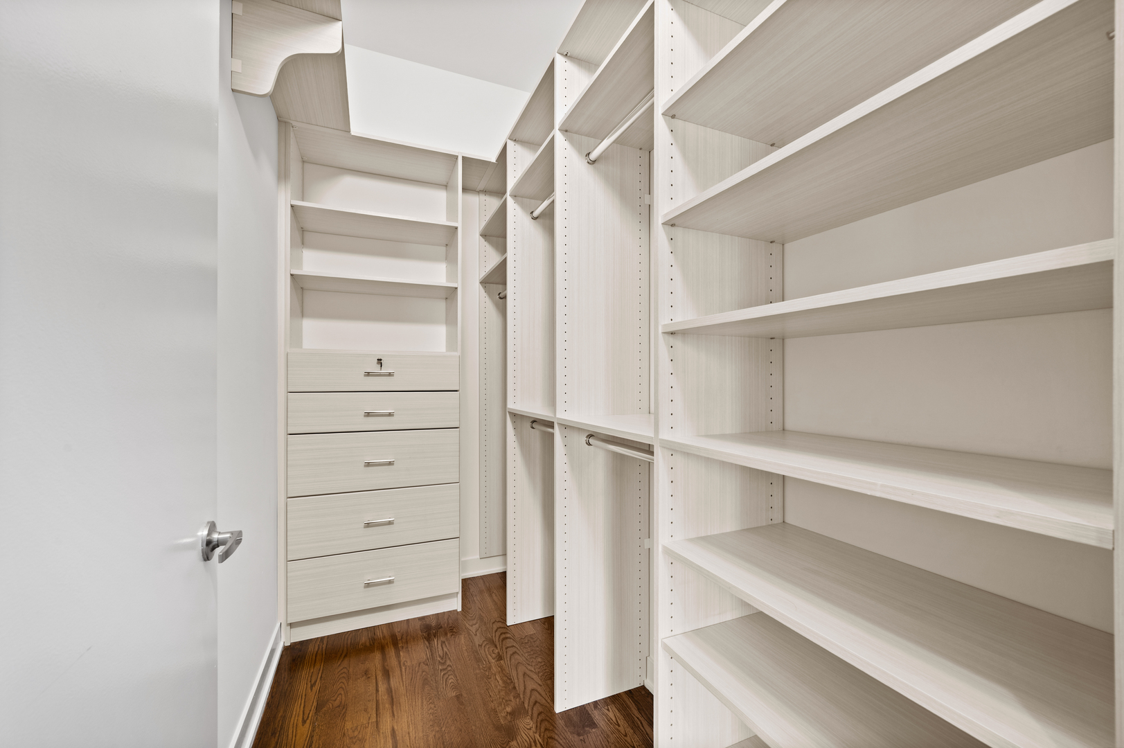 1611 N Hermitage Avenue Unit: 205