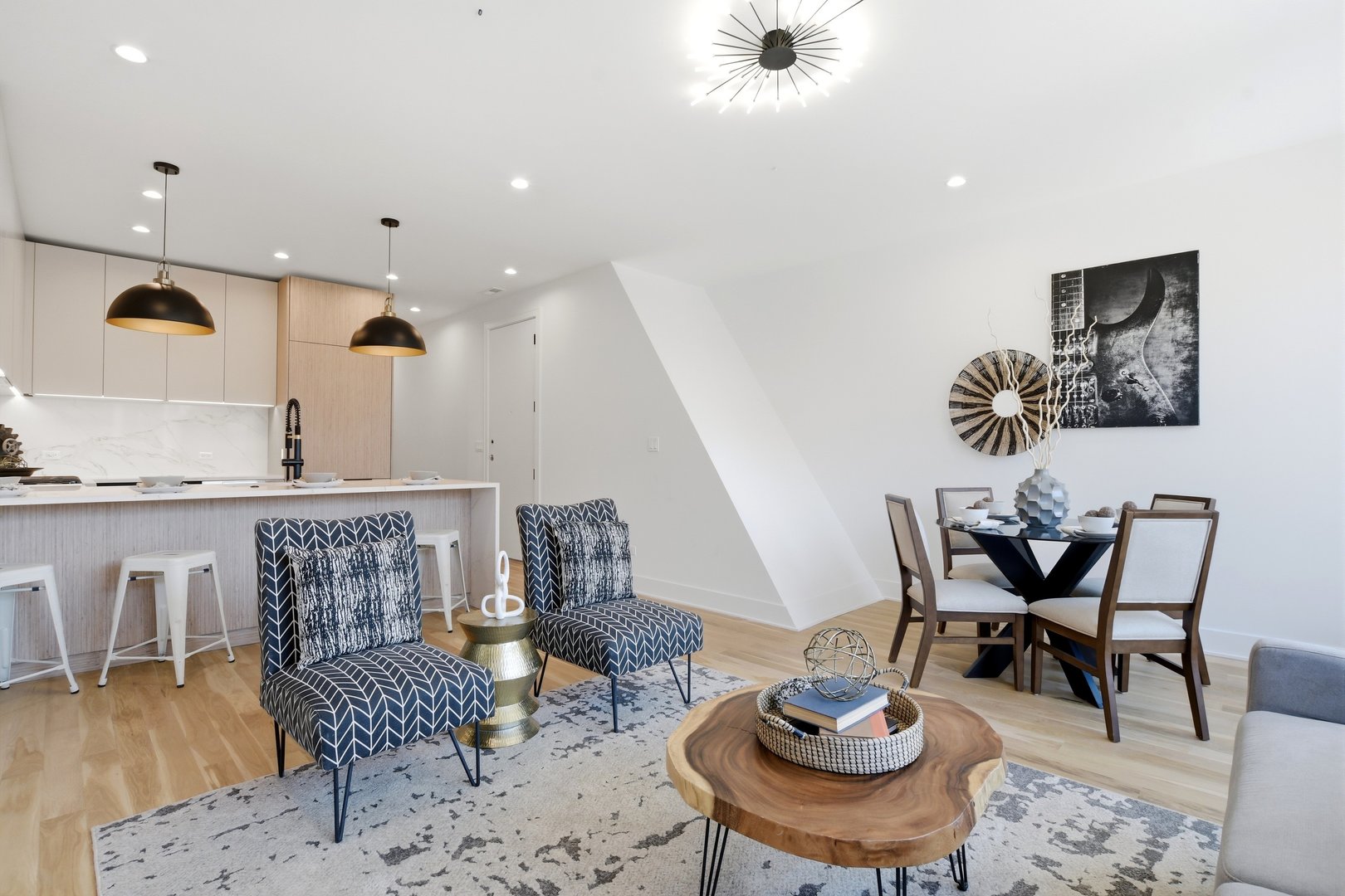 1325 N Artesian Avenue Unit: 2