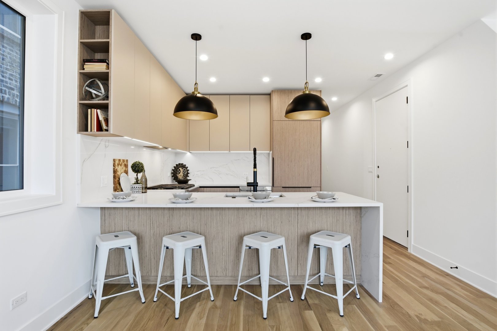 1325 N Artesian Avenue Unit: 2