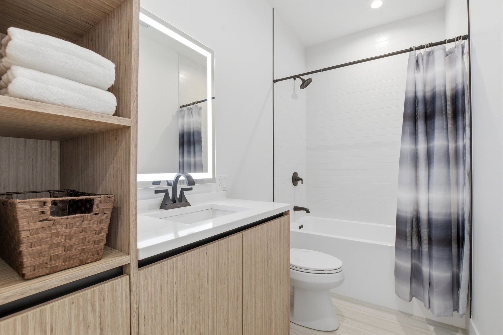 1325 N Artesian Avenue Unit: 2