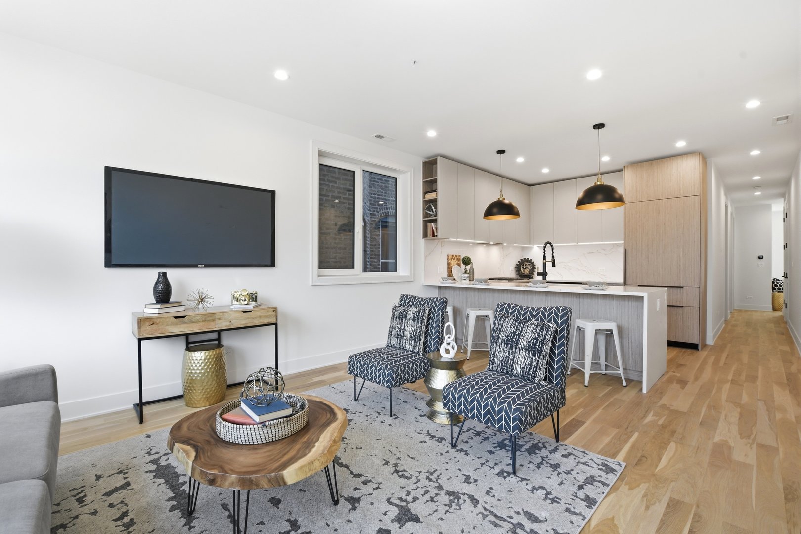 1325 N Artesian Avenue Unit: 2