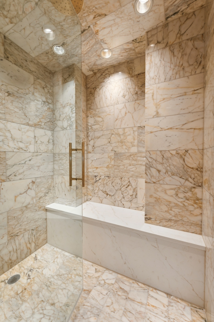 180 E PEARSON Street Unit: 5902