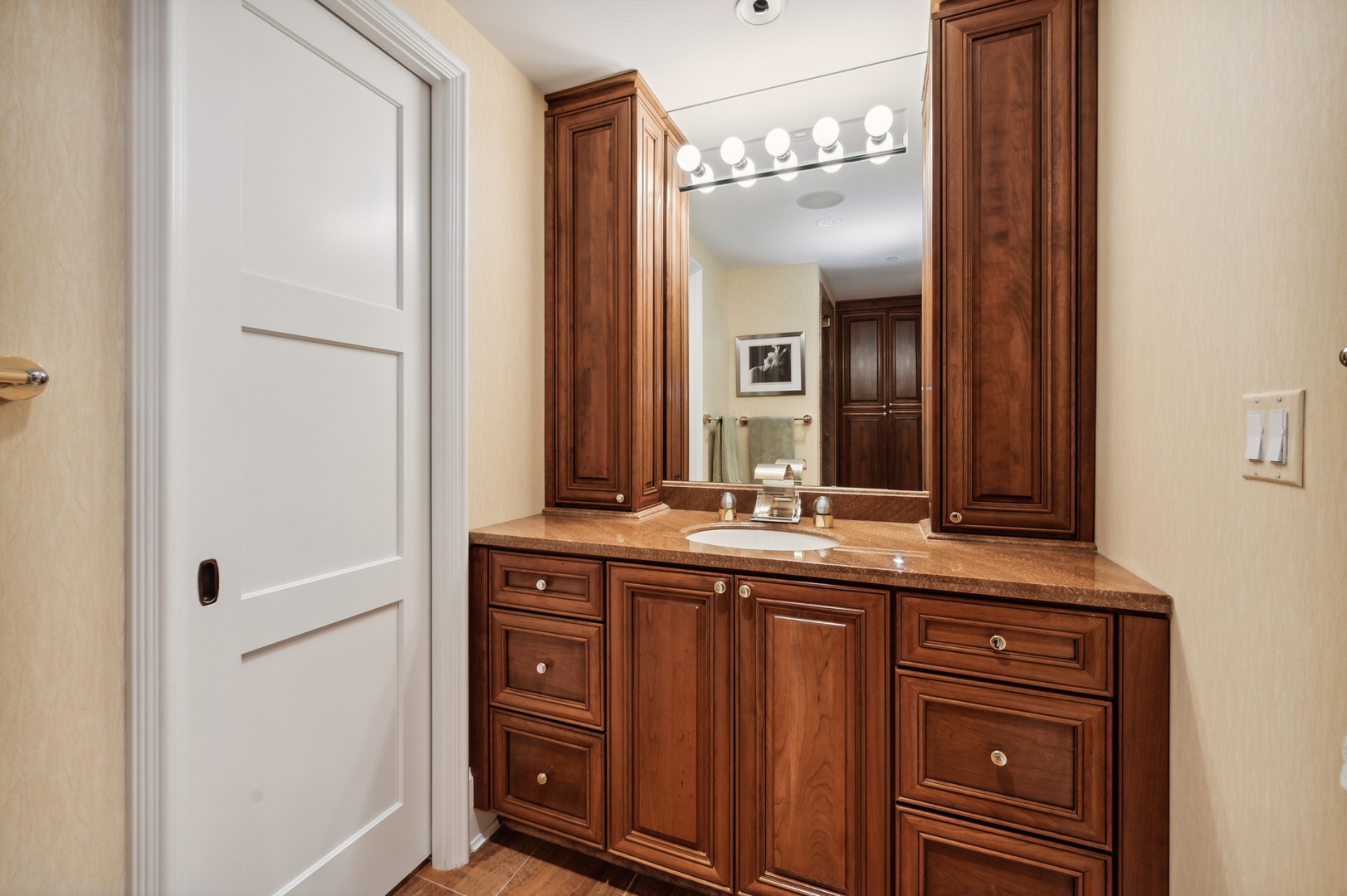 180 E PEARSON Street Unit: 5902