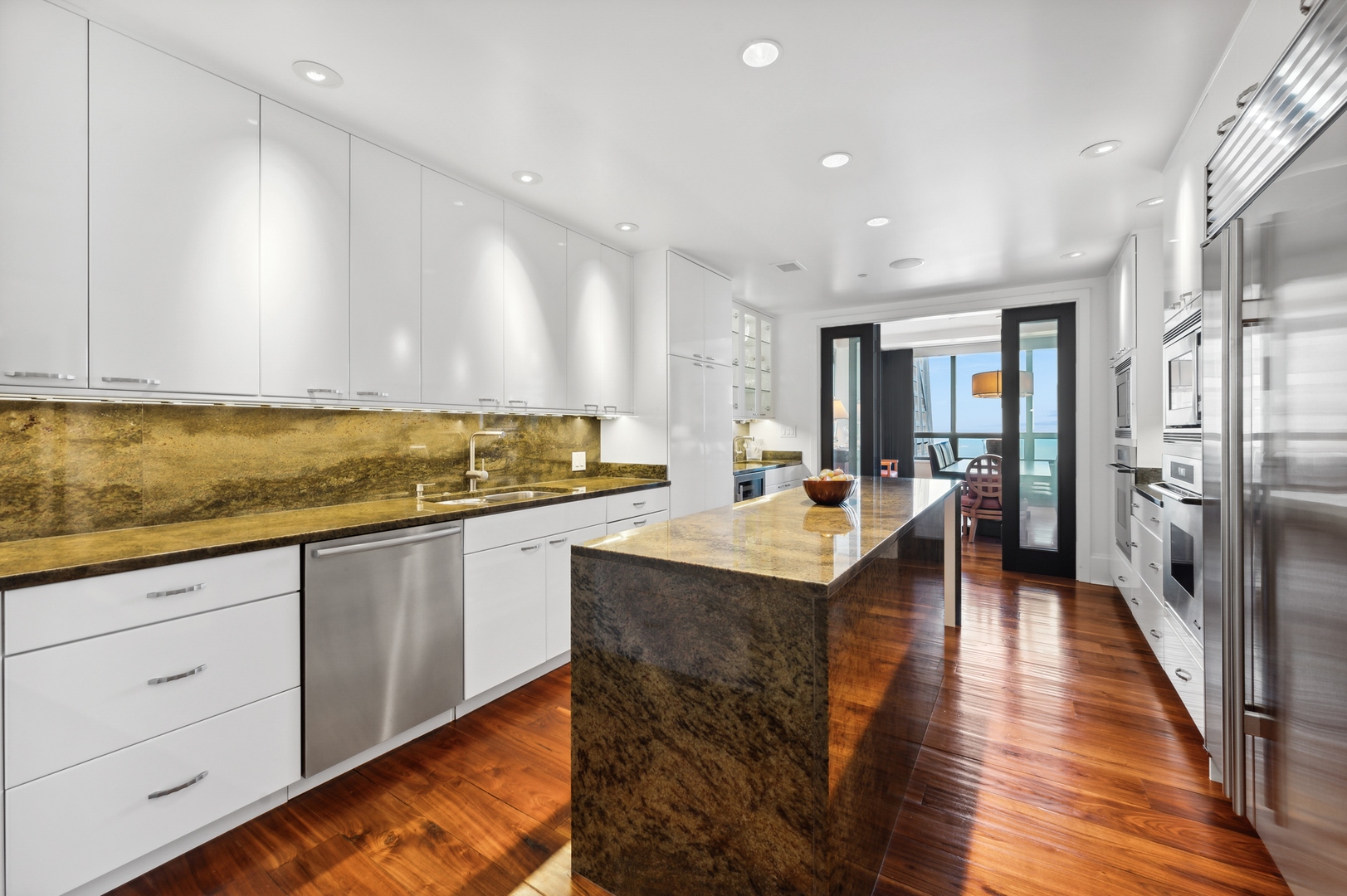 180 E PEARSON Street Unit: 5902