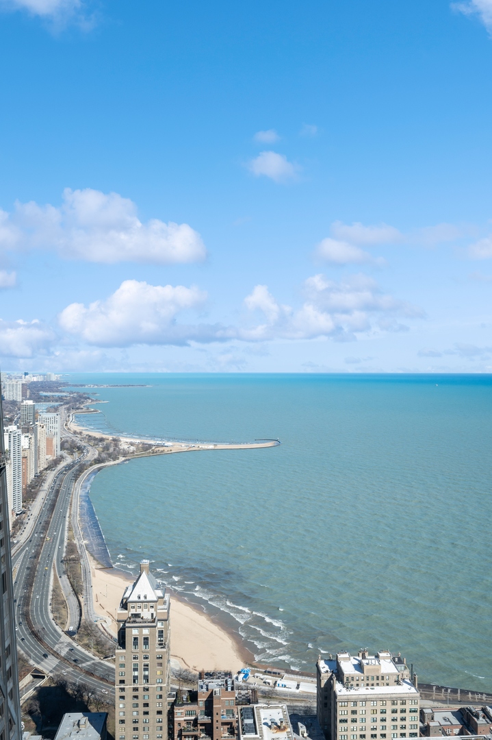 180 E PEARSON Street Unit: 5902