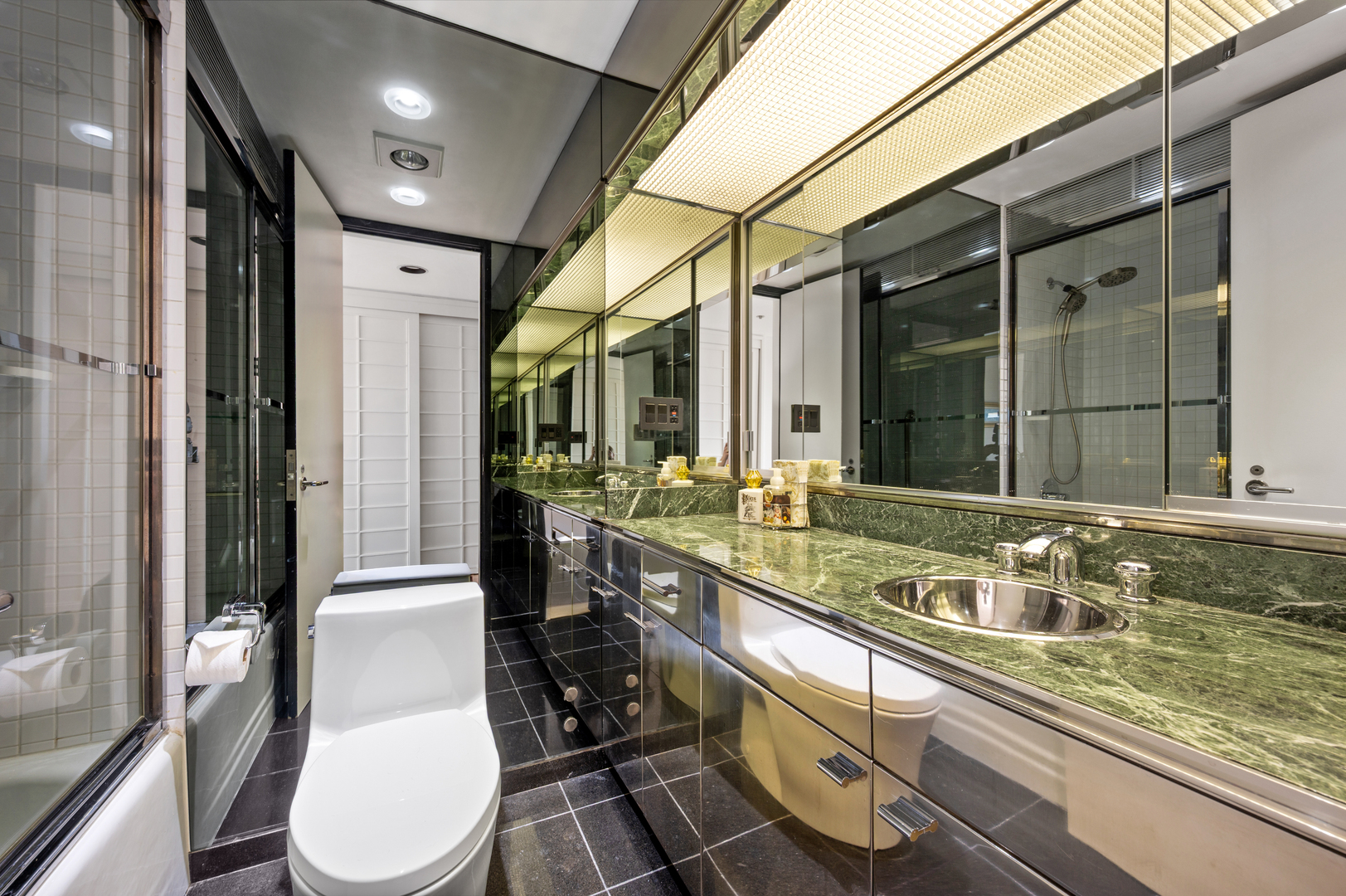 180 E PEARSON Street Unit: 6907