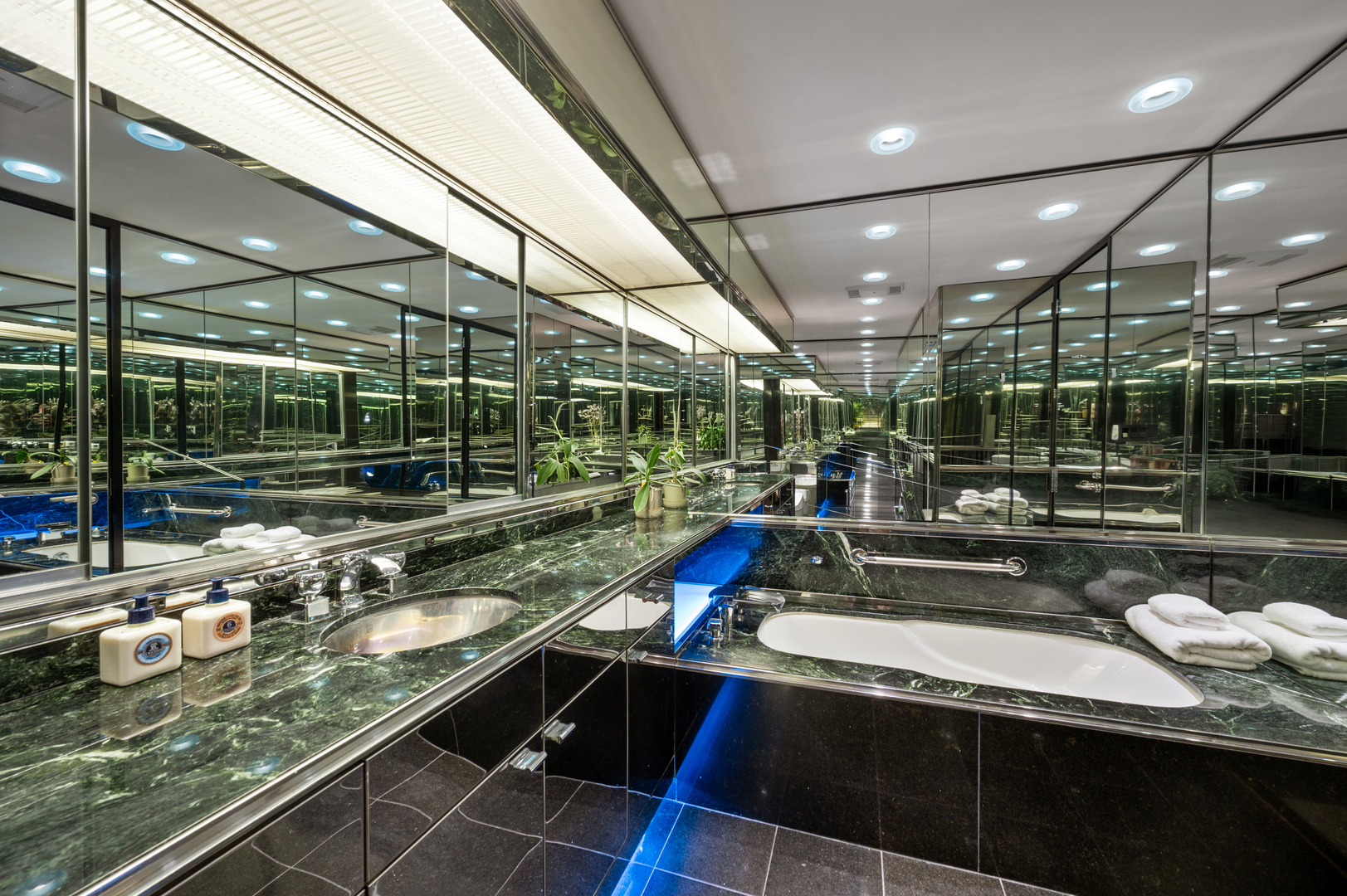 180 E PEARSON Street Unit: 6907