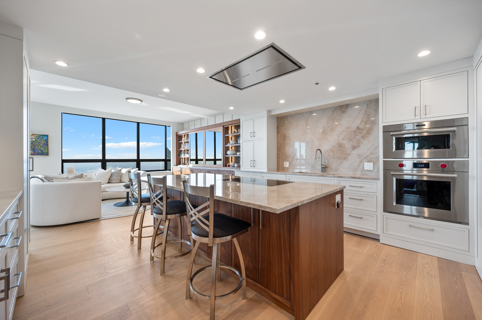 180 E PEARSON Street Unit: 6907