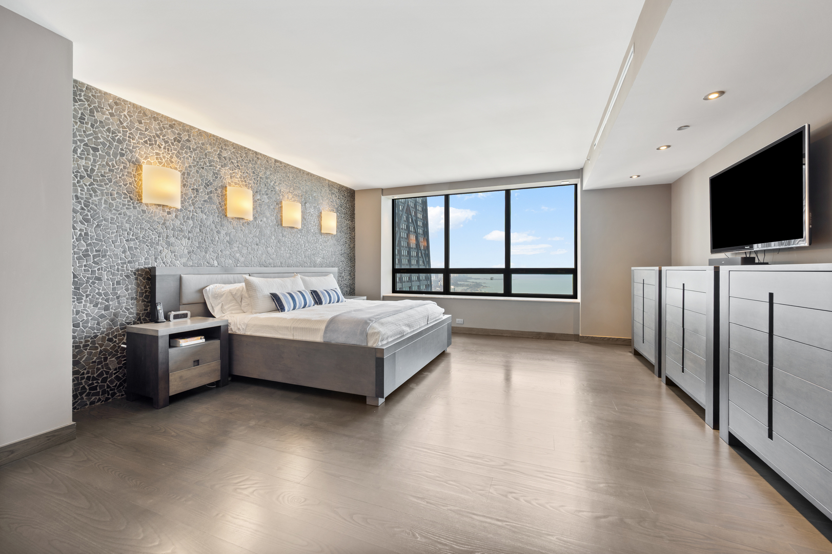 180 E PEARSON Street Unit: 6003