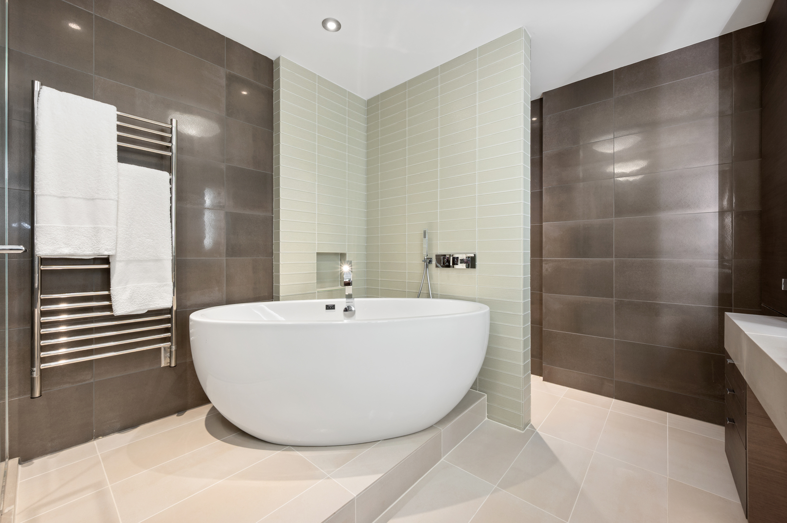 180 E PEARSON Street Unit: 6003
