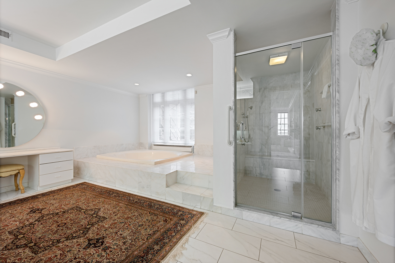 219 E Lake Shore Drive Unit: 6AB