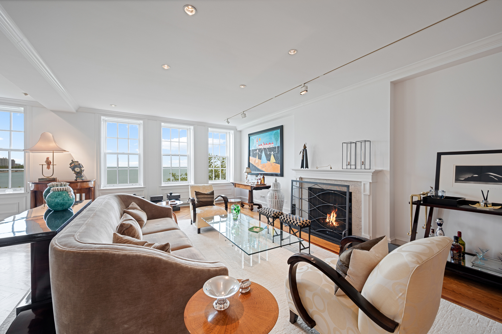 219 E Lake Shore Drive Unit: 6AB