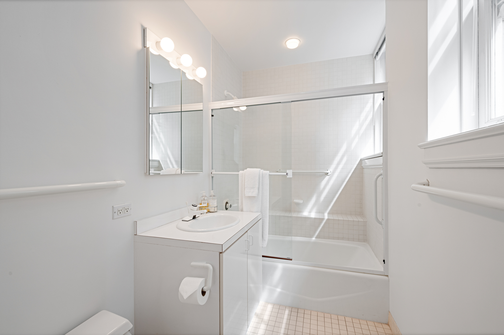 219 E Lake Shore Drive Unit: 6AB