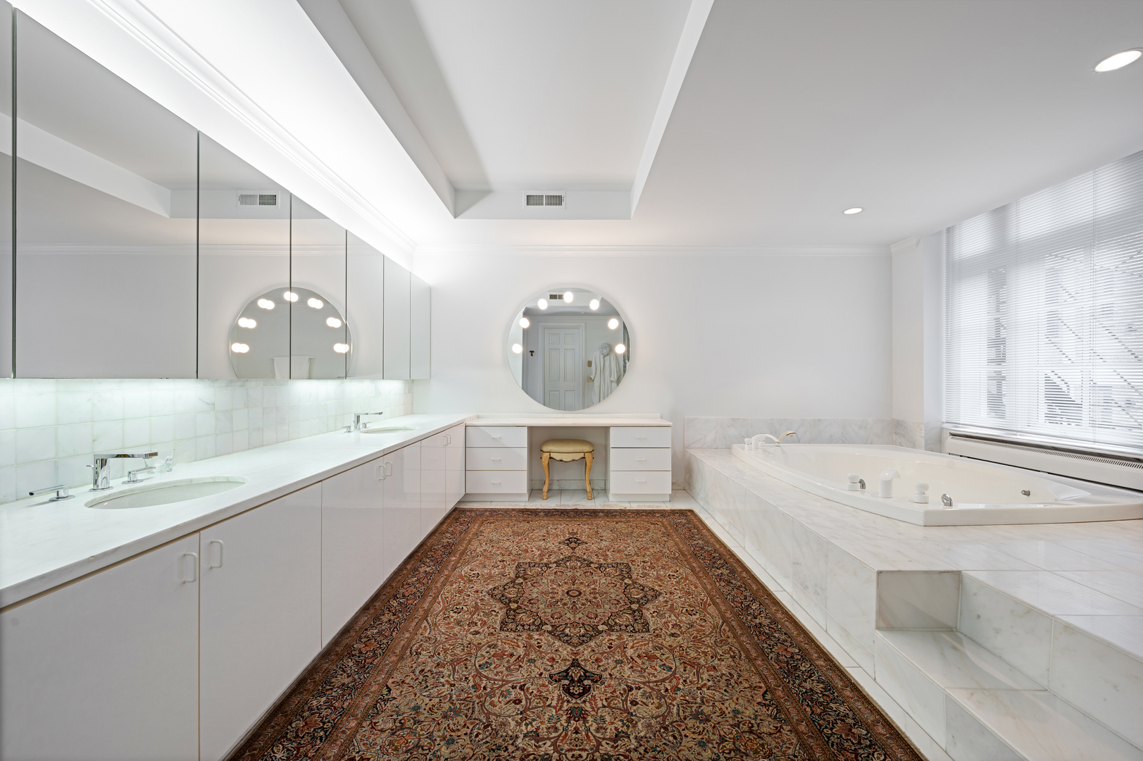219 E Lake Shore Drive Unit: 6AB