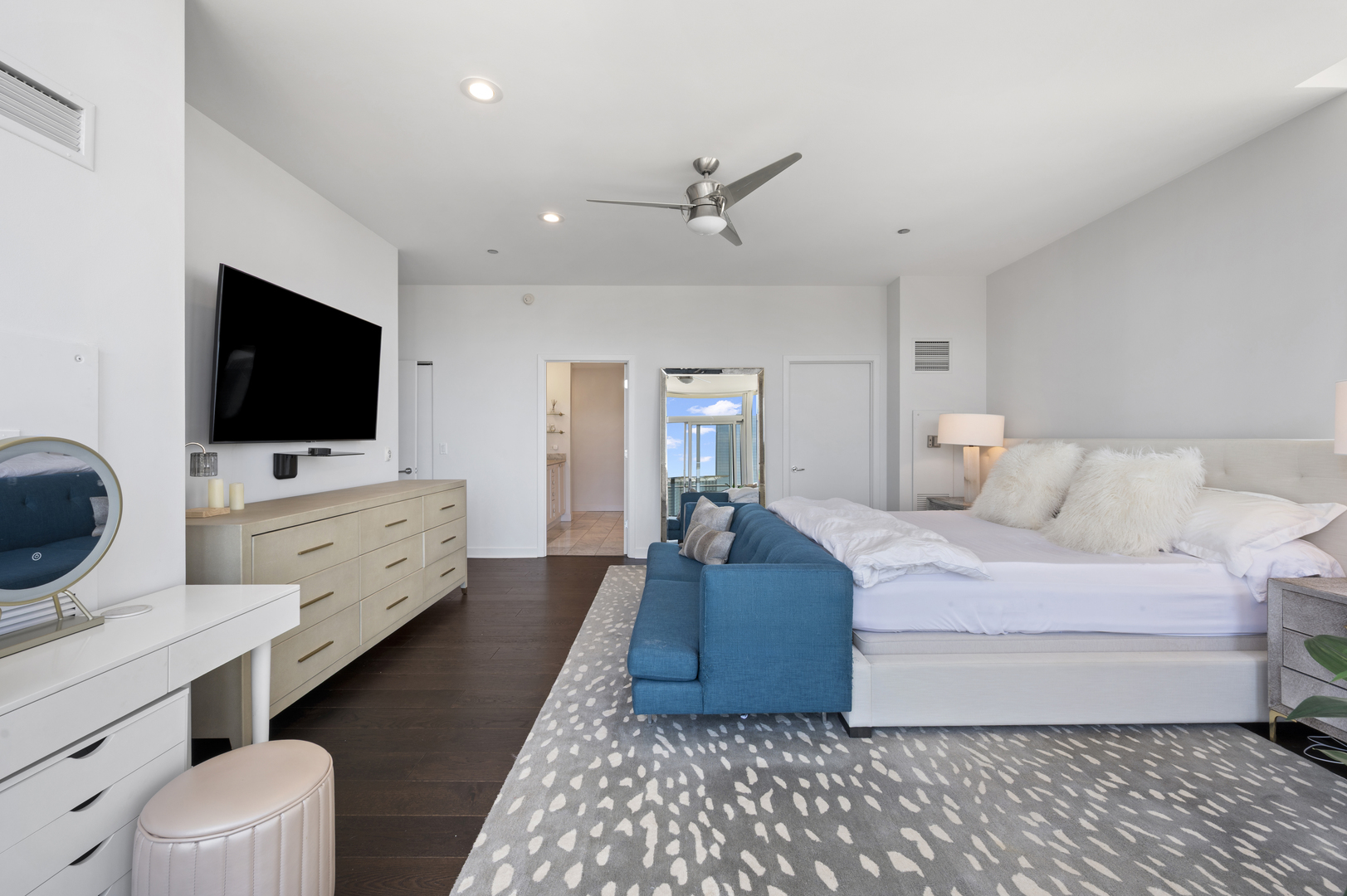 737 W Washington Boulevard Unit: 3607